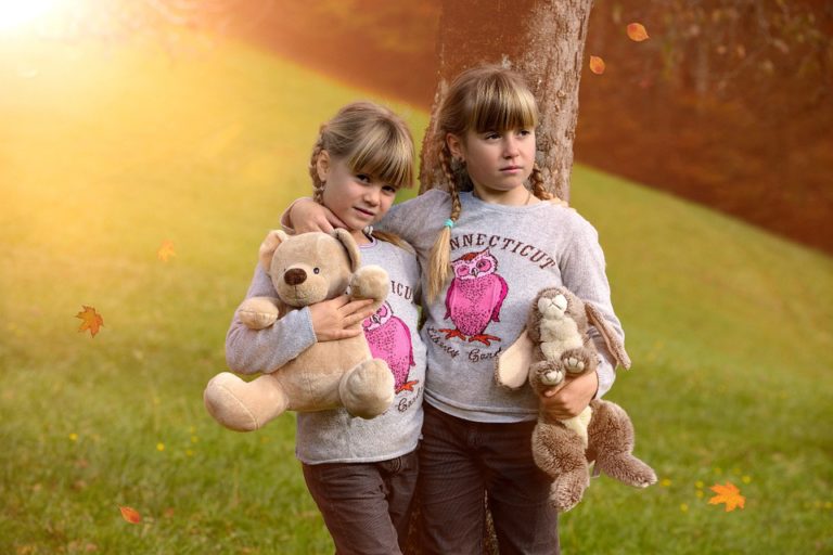 صور اطفال حلوين بنات خلفيات متنوعة جديده وجميلة جداً