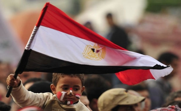 صور طفل يحمل العلم المصري في ميدان التحرير -عالم الصور