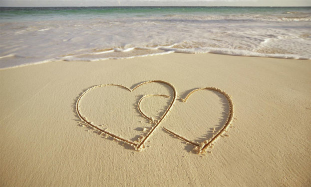 صور قلوب حب على الرمل Love Heart Images On Sand-عالم الصور