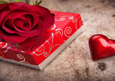 صور قلب حب احمر حلو جداً مع هدية للعشاق -عالم الصور