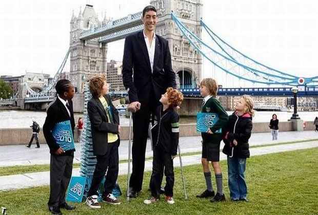 صور أطول رجل في العالم سلطان كوزن Tallest Man In The World -عالم الصور