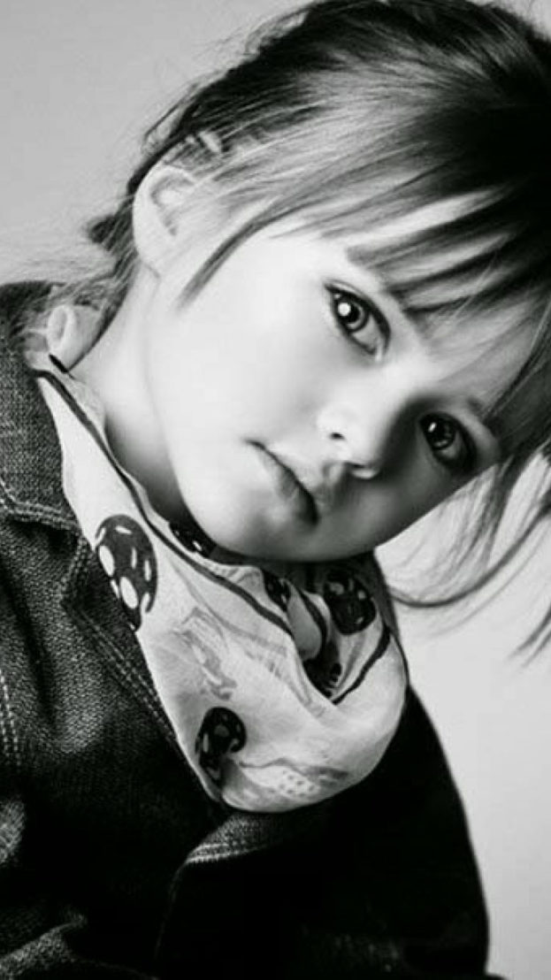 ابيض واسود - صفحة 52 Cute-girl-iphone-6-black-and-white-wallpaper-623x1108