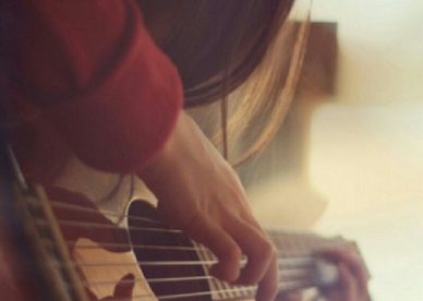 صور بنات حزينة تعزف على الجيتار - عالم الصور
