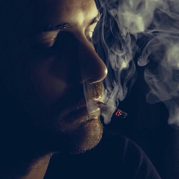 صور شباب تدخين - عالم الصور