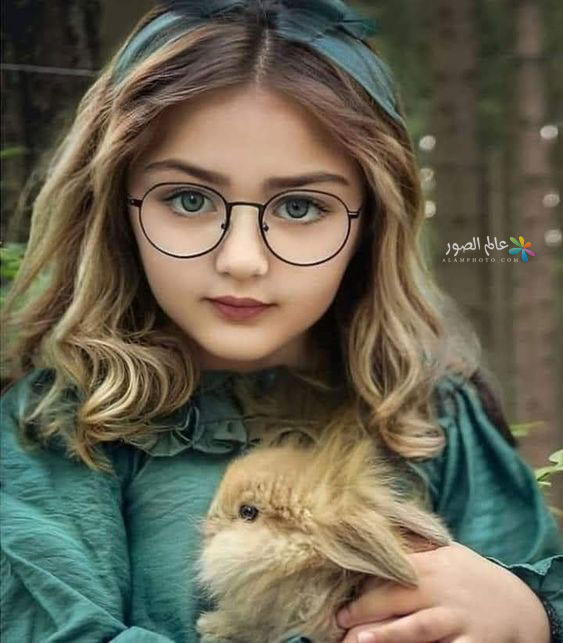 صور بنت حلوة نظارات شياكة تحمل ارنب كيوت - عالم الصور